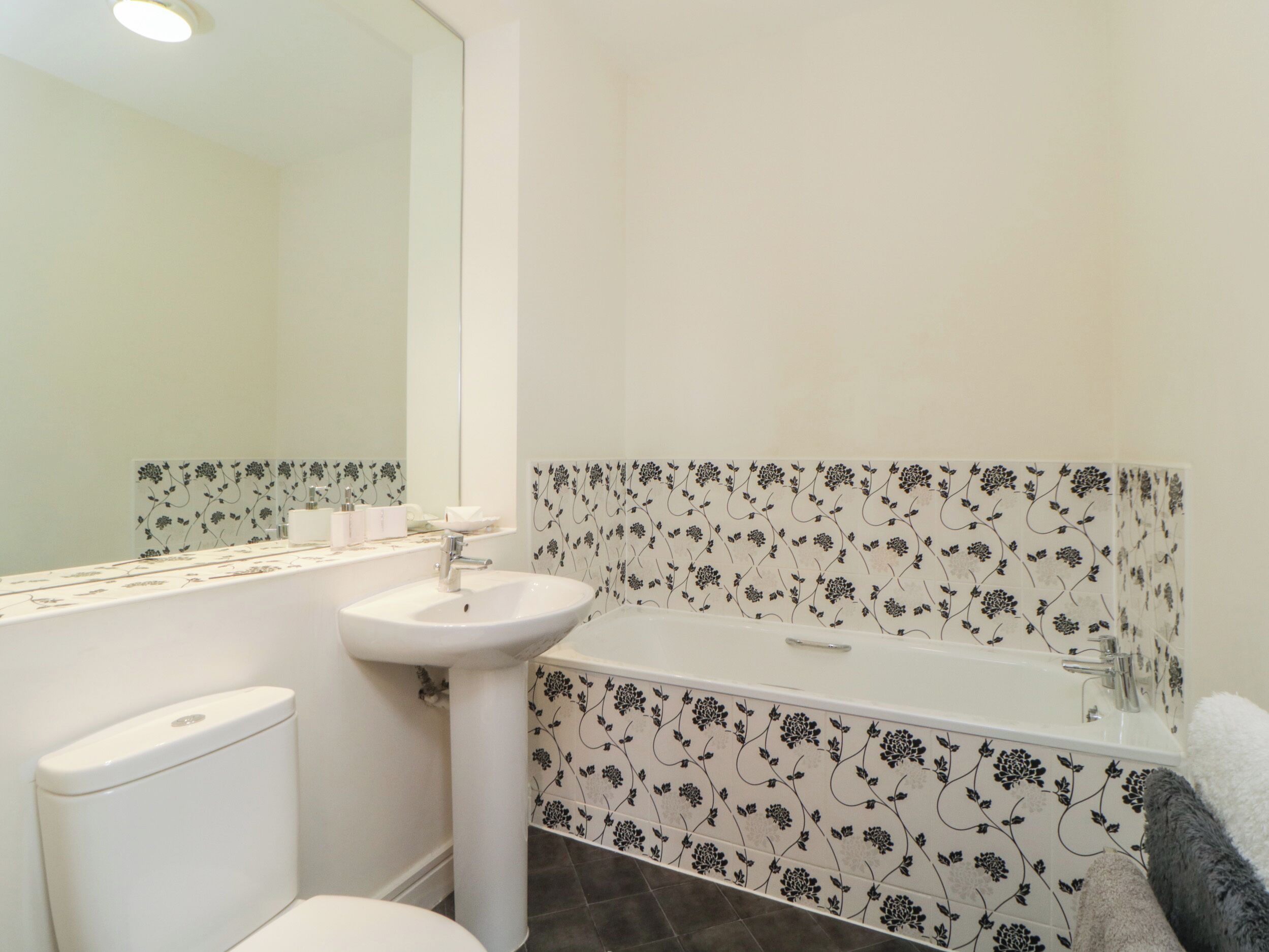 A bathroom with a toilet, sink, and bathtub.