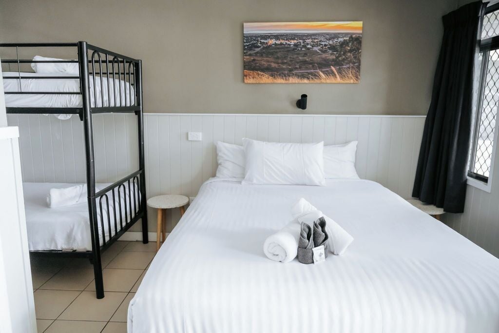 Familien-Vierbettzimmer | Bügeleisen/Bügelbrett, kostenloses WLAN, Bettwäsche