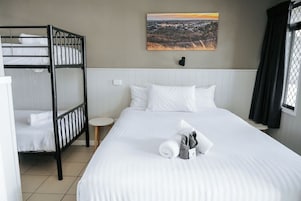 Tabla de planchar con plancha, wifi gratis y ropa de cama