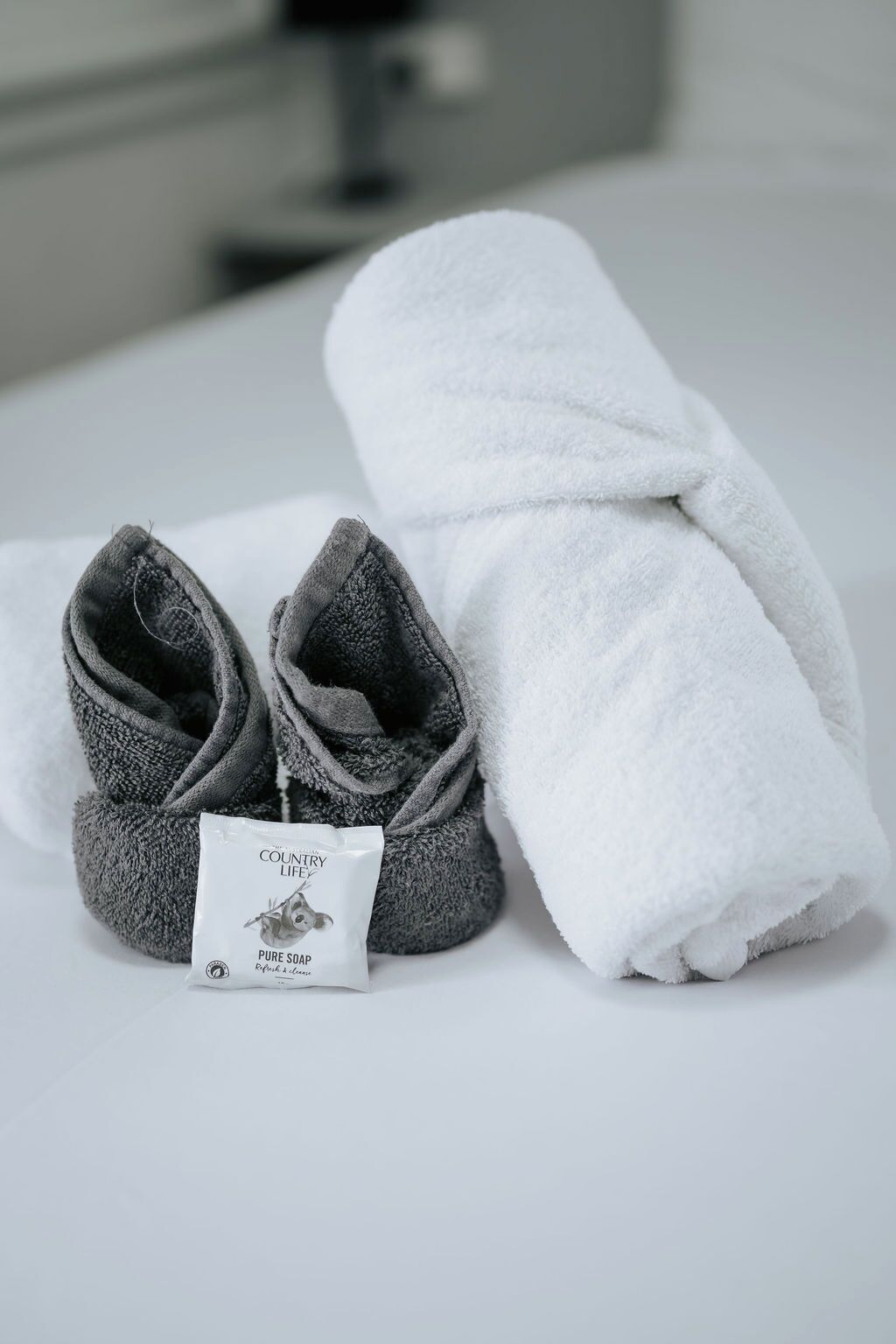 Tabla de planchar con plancha, wifi gratis y ropa de cama 
