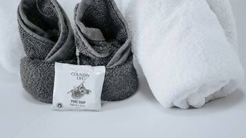 Tabla de planchar con plancha, wifi gratis y ropa de cama