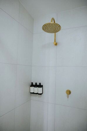 Executive Double Room, 1 Bedroom | Bathroom | Shower, hair dryer, towels, soap - The Rix Hotel Motel (Charters Towers)
