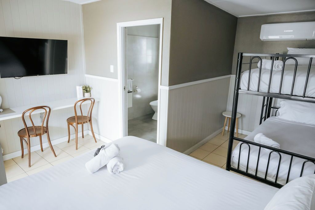 Habitació quàdruple familiar | Planxa i posts de planxar, wifi gratuïta i roba de llit 