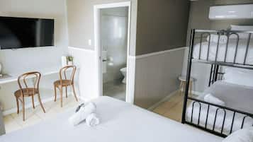 Habitació quàdruple familiar | Planxa i posts de planxar, wifi gratuïta i roba de llit