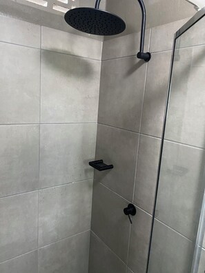 Dreibettzimmer | Badezimmer | Dusche, Handtücher
