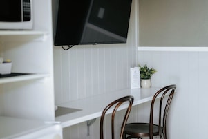 Tabla de planchar con plancha, wifi gratis y ropa de cama