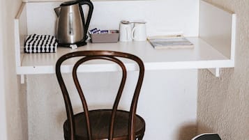 Tabla de planchar con plancha, wifi gratis y ropa de cama