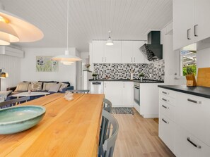 Kühlschrank, Geschirrspüler, Kochgeschirr/Geschirr/Besteck