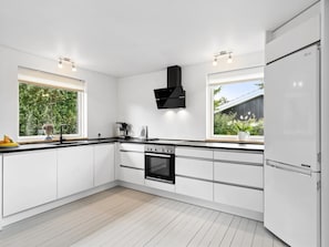 Kühlschrank, Mikrowelle, Ofen, Geschirrspüler