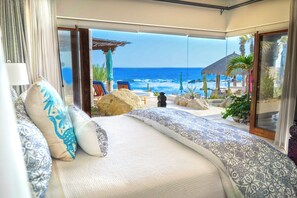 6 slaapkamers, een bureau, een strijkplank/strijkijzer, reisbedje