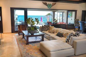 Een smart-tv, een open haard en een kantoor