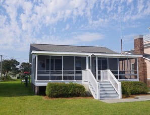 Exterior - Private cottage at the end of the road with hot tub, swim mat, kayaks, and a your private dock, 3 miles to the beach. (Cedar Point)