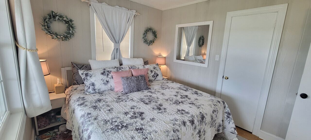 3 bedrooms, desk, iron/ironing board, travel cot