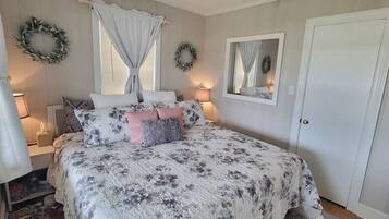 3 bedrooms, desk, iron/ironing board, travel crib