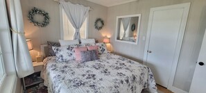 3 bedrooms, desk, iron/ironing board, travel crib - Private cottage at the end of the road with hot tub, swim mat, kayaks, and a your private dock, 3 miles to the beach. (Cedar Point)