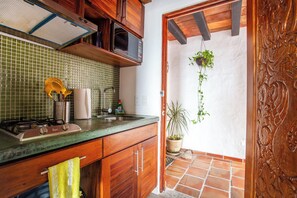 Réfrigérateur, micro-ondes, cafetière/bouilloire, grille-pain