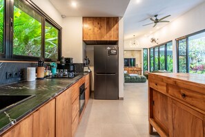 Refrigerador, microondas, horno, placa de cocina