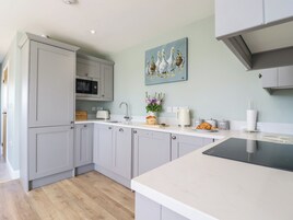 Frigorífico, lavavajillas, hervidor eléctrico y tostadora