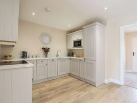 Frigorífico, lavavajillas, hervidor eléctrico y tostadora