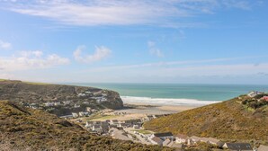 Un pueblo costero con casas en una ladera que dominan el mar.
