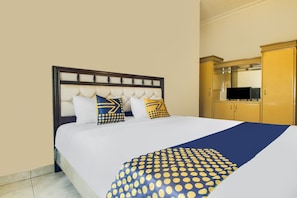 Desk, laptop workspace, free WiFi, bed sheets - SPOT ON 91620 Skypiea Guest House (Tasikmalaya)