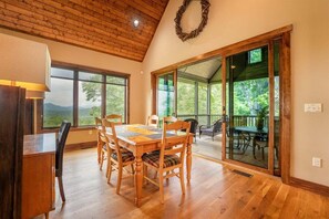 Dining - Maple Cottage in Sutton Knob (Pisgah Forest)