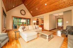 Living area - Maple Cottage in Sutton Knob (Pisgah Forest)