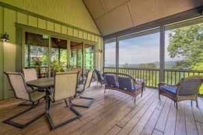 Outdoor dining - Maple Cottage in Sutton Knob (Pisgah Forest)