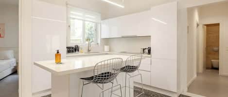 Kühlschrank, Mikrowelle, Ofen, Herdplatte