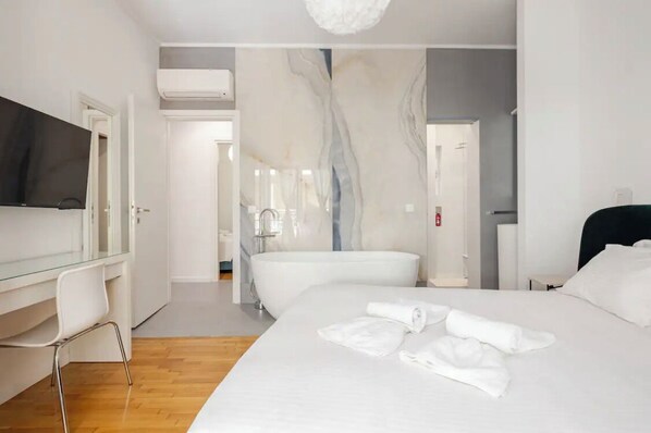3 bedrooms, iron/ironing board, travel cot, free WiFi