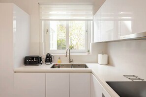 Kühlschrank, Mikrowelle, Ofen, Herdplatte