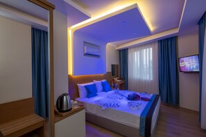Roupas de cama premium, cofres nos quartos, escrivaninha