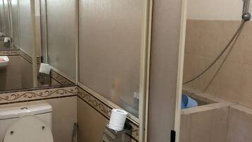 Standard-Doppelzimmer | Badezimmer | Dusche, Handtücher