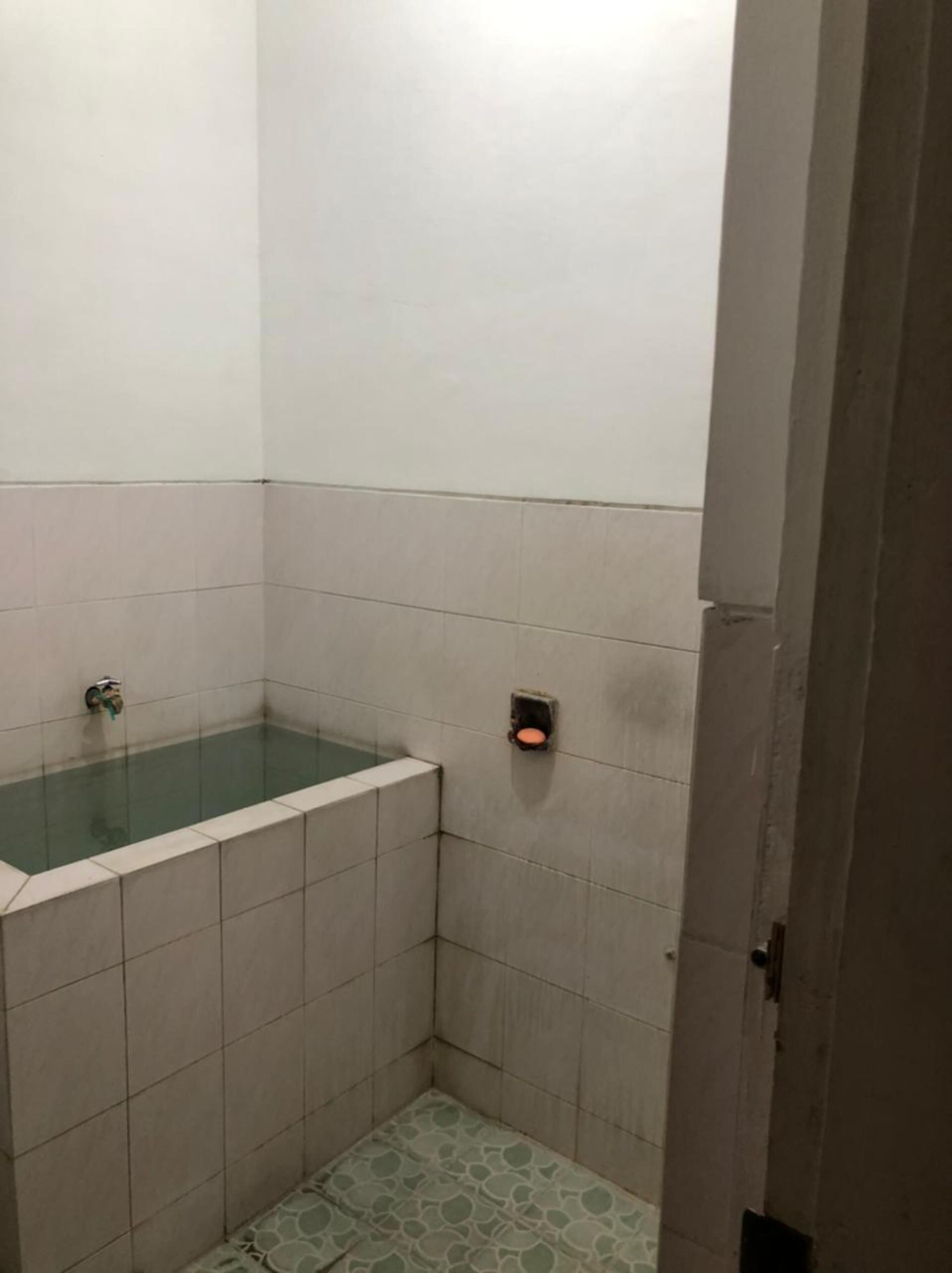 Quarto solteiro luxo | Banheiro | Chuveiro, toalhas de banho