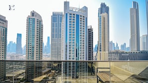 Um edifício alto com design arquitetônico moderno, com vários andares e fachada de vidro destacada.