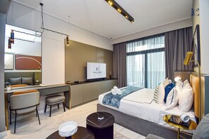 Estudio estándar | Muebles diferentes, escritorio y espacio para trabajar con laptop 
