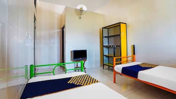 Economy-Zweibettzimmer | Laptopgeeigneter Arbeitsplatz, kostenloses WLAN, Bettwäsche