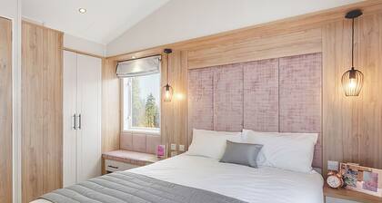 Autograph Junior Lodge 2 Bed with Hot Tub
