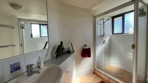 Bathtub, towels