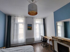 3 sovrum, skrivbord, strykjärn/strykbräda och resesäng