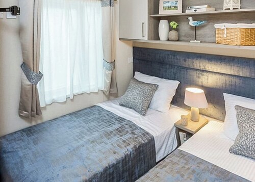Autograph Junior 2 Bed Lodge with Hot Tub Pet