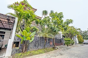 Front of property - OYO Life 92030 Ef Palm Guest House Family (Surabaya)