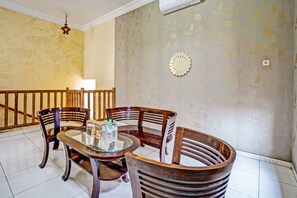 Lobby - OYO Life 92030 Ef Palm Guest House Family (Surabaya)