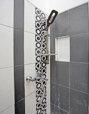 Standard-Doppelzimmer | Badezimmer | Dusche, Handtücher