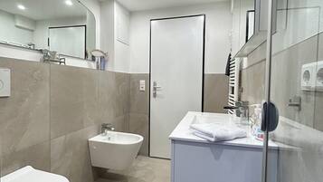 Dusche, Haartrockner, Bidet, Handtücher