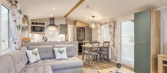 Autograph Junior Lodge 3 Bed Caravan with Hot Tub