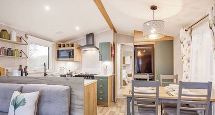 Autograph Junior Lodge 3 Bed Caravan with Hot Tub