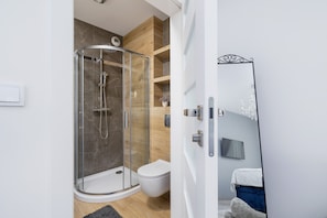 Shower, towels - Family 3 Bedrooms Listopada With Parking (Kraków)
