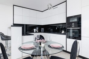 Microwave, dishwasher, coffee/tea maker, cookware/dishes/utensils - Family 3 Bedrooms Listopada With Parking (Kraków)