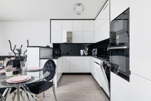 Microondas, lavavajillas, cafetera/tetera, utensilios de cocina